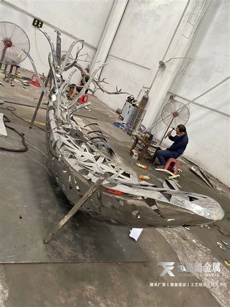 不锈钢流水船雕塑镜面金属户外景观物美陈水景不锈钢抽象小船雕塑-阿里巴巴