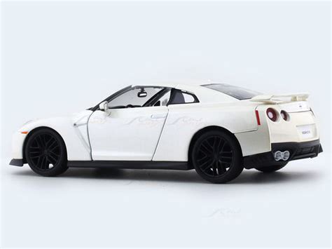 Nissan Skyline GT-R R35 White 1:24 Bburago licensed diecast Scale Model ...