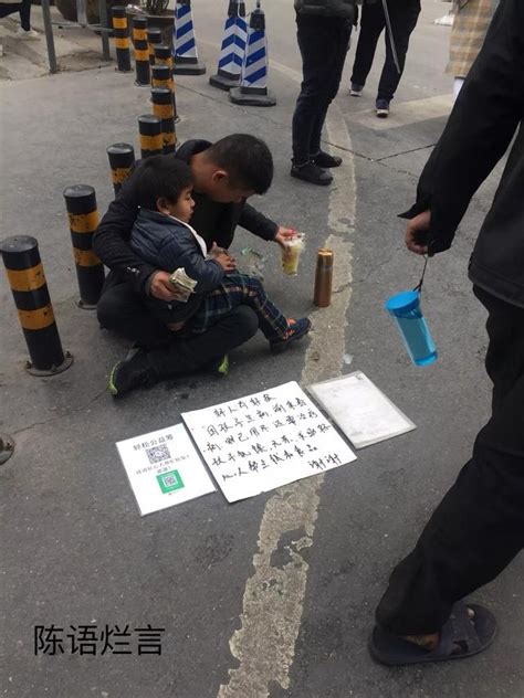 马路边这种乞讨是真是假不得而知，但是善良的心态天生养成 - 每日头条