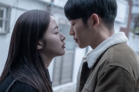 Netflix To Stream Jung Hae In & Kim Go Eun's Retro Romance Film "Tune ...