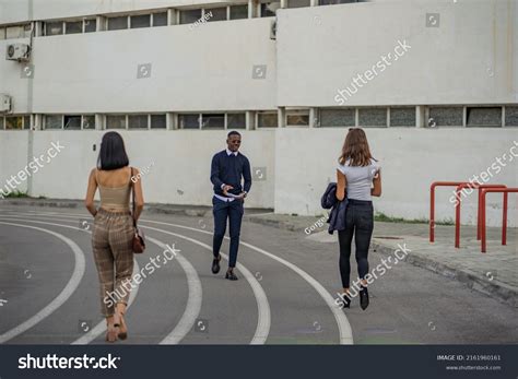 Business People Walking Past Each Other 的图像结果