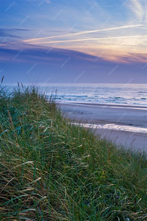 Gras Sonnenuntergang und Meer am Strand in der Natur für Reisen Urlaub ...