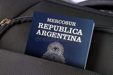 黑色手提箱袋中阿根廷护照特写 库存图片. 图片 包括有 身分, 外部, 阿根廷, 诱饵, 文件, 官员 - 175068517