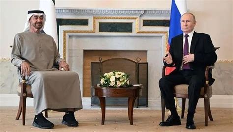 普京给阿联酋总统披上了自己的外套 佩斯科夫：这是一种关注的姿态_中华网