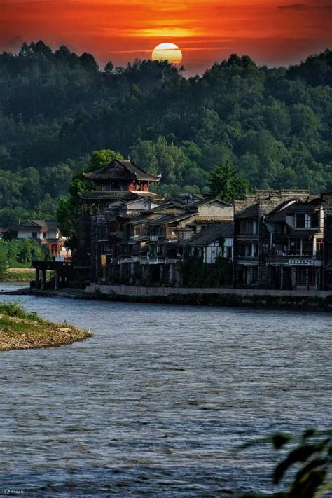 Chengdu Leshan Giant Buddha and Huanglongxi Ancient Town 1-Day Tour ...