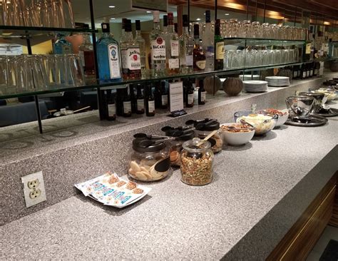 Chicago O'Hare / ORD Priority Pass lounge review - Swissport lounge ...