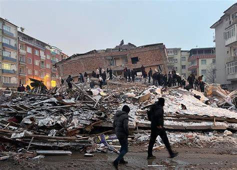 土耳其地震后部分灾民在3摄氏度低温中露宿街头_新闻中心_新浪网