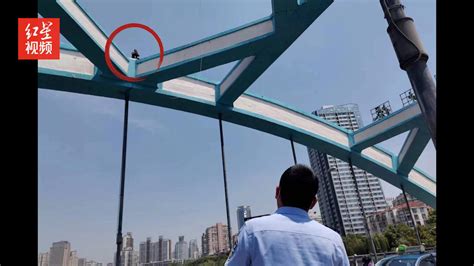55岁男子欲跳桥逼女友见面 近9小时后被救下 警方：5天内第二次滋事 已被刑拘_凤凰网视频_凤凰网