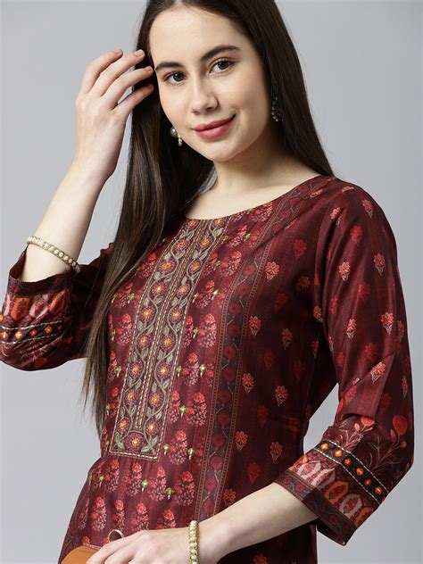 VAMA - Striaight fit printed kurta with embroidered neck paired with p ...