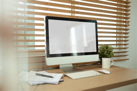Computer Screen On Desk 的图像结果