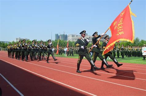 2015年12月31日，国旗护卫队的战士们正在认真的为2015年最后一次降旗做准备。中国网记者 郑亮摄影