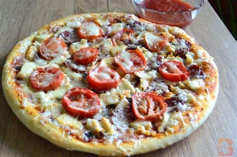 Как приготовить самую вкусную домашнюю пиццу с колбасками, помидорами ...