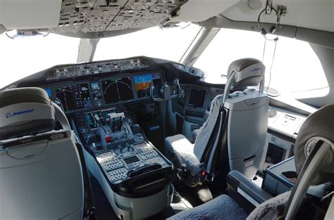 Pilot Seat: Định Nghĩa, Ví Dụ Câu và Cách Sử Dụng Cụm Từ "Pilot Seat