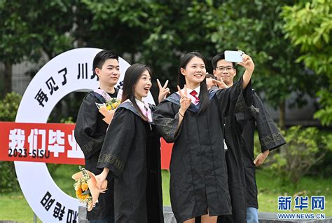 我们毕业啦！川外学生毕业照定格青春-新华网重庆频道