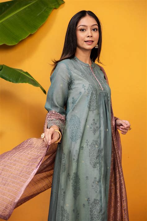 Ethnic Wear – Buy Seasons Ethnic Wears for Women & Men Bagh India