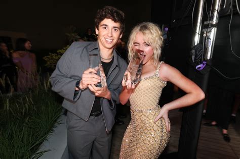 ‘SNL’ star ends Sabrina Carpenter dating rumors with help from Michigan ...
