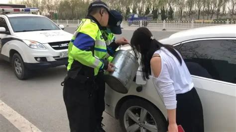 外地女司机驾车接孩子放假忘加油车趴窝，任丘交警热心帮助解困难 【交警正能量】_澎湃号·政务_澎湃新闻-The Paper