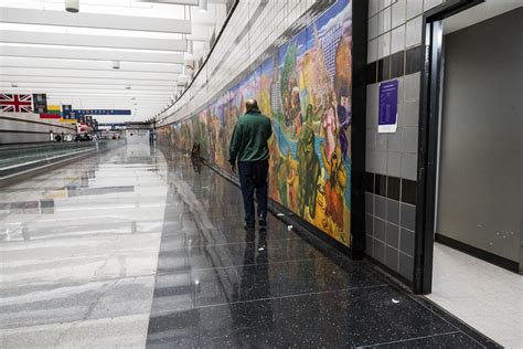 Migrants Sent From Texas Sleeping At O'Hare - Borderless