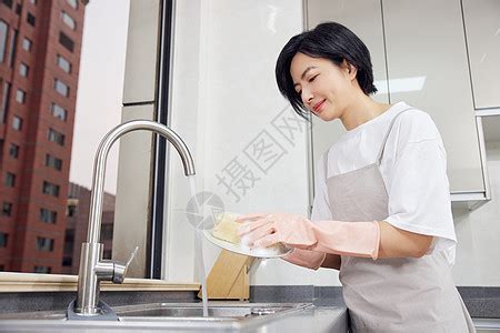 女性厨房洗碗刷碗特写高清图片下载-正版图片506948730-摄图网