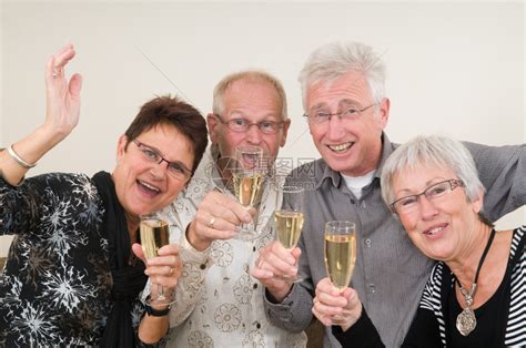 两对年长的夫妇举杯庆祝快乐高清图片下载-正版图片504674637-摄图网