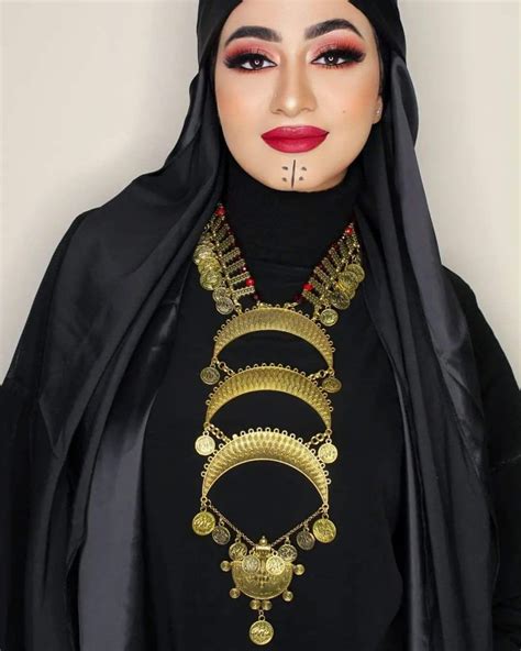 Egyptian woman wearing traditional Egyptian upper Egypt clothes and ...