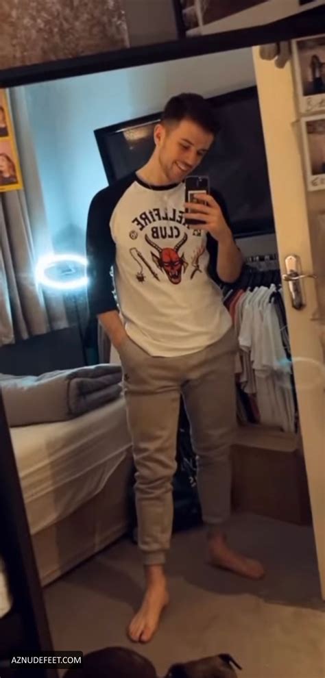 ELLIOTT BRADY Feet - AZNudeFeet Men