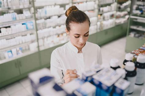 What is a Pharmacy Technician? Duties, Job Outlook & More (2024)
