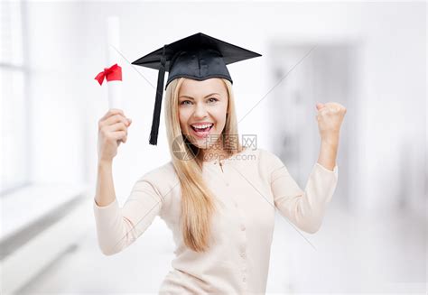 带着证书戴毕业帽的快乐学生高清图片下载-正版图片300758062-摄图网