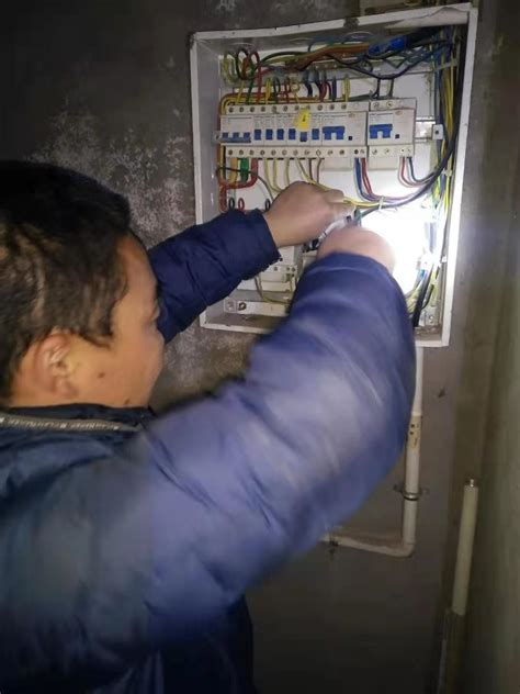 家中进行水电装修时，靠谱的水电工师傅从哪找？_小区