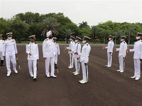 જામનગરના આઈએનએસ વાલસુરામાં 14 માં લઘુ સેવા આયોગ કોષની પાર્સિંગ આઉટ પરેડ ...