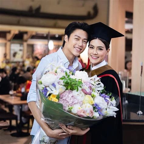 泰国诗琳通公主为朱拉隆功大学毕业学子颁发证书