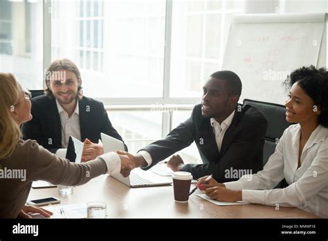 Businessman Shaking Hands 的图像结果