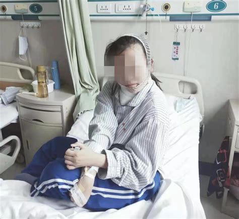 女医生在医院包扎小女孩的手高清图片下载-正版图片502667008-摄图网