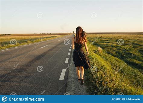 少女沿路走 库存照片. 图片 包括有 步骤, 记录, 跟踪, 街道, 天空, 路径, 照亮, 蓝色, 全能 - 133681880