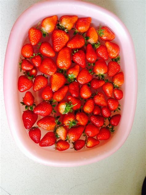 草莓冰糖葫芦的做法_【图解】草莓冰糖葫芦怎么做如何做好吃_草莓冰糖葫芦家常做法大全_旭煦_豆果美食