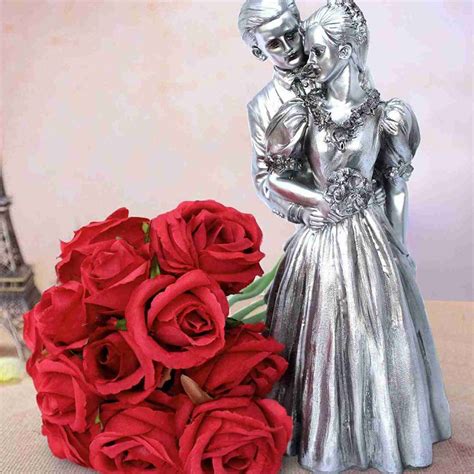 Buy | Gift Pack (Couple Statue Figurine And Faux Rose Bunch) | Tied Ribbons
