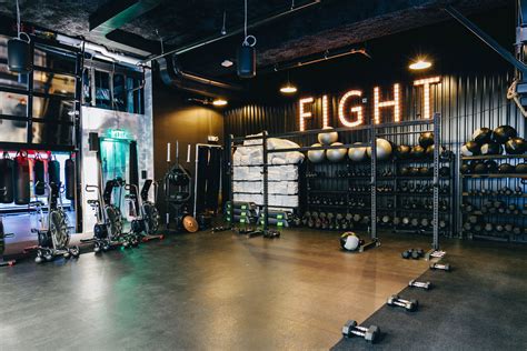 EVERYBODYFIGHTS FIDI - TRAIN Room | Boxing gym design, Gym design ...