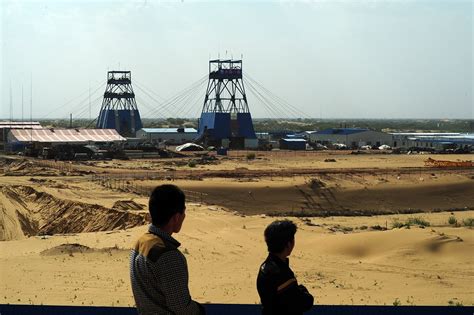 陕西榆林一煤矿发生事故 致2死11人被困_网易财经