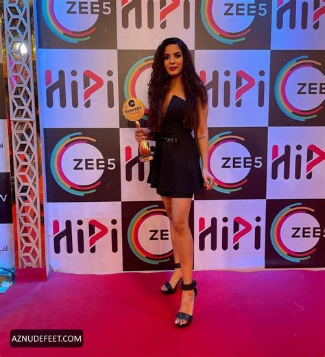 NIKKI SHARMA Feet - AZNudeFeet