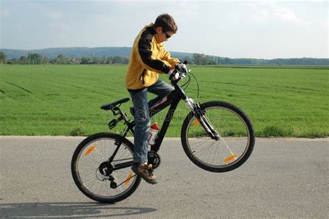 Cycling Acrobat 的图像结果