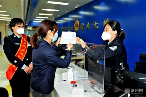 滨州市公安局两天办完护照助企业出国“抢单”