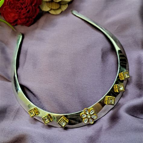 Ekani Pachi Kundan Brass Hasli Necklace In Anti-tarnish Gold Polish ...