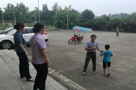 男孩徒步50公里找妈妈 遇到铁路警察联系到家属_新浪陕西_新浪网