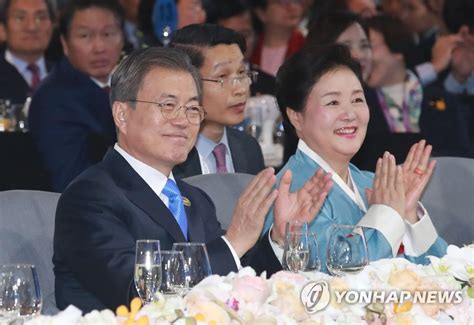 韩国总统夫妇鼓掌 | 韩联社