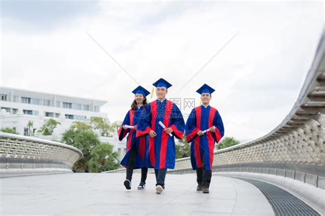 越南大学校园内穿长袍的越南毕业生在高清图片下载-正版图片504886378-摄图网