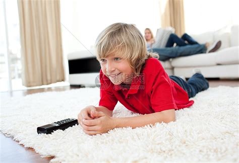 年轻的蓝色在家里木地板上躺着的年轻男子他笑着有魅力的年轻男子松高清图片下载-正版图片307762847-摄图网