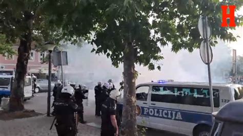 HAOS U NIKŠIĆU: "Komite" napale policiju, upotrebljen suzavac - Video ...