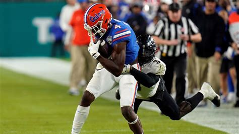 Florida Gators WR Justin Shorter carted off after taking hard hit in ...