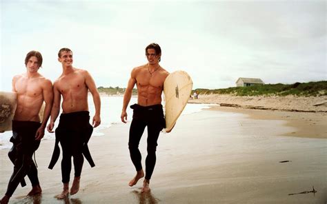 Male Models Surfing 的图像结果