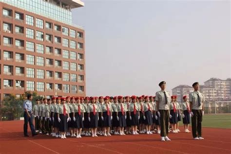 胜日青春燃热血 矢志强国铸军魂——记九江一中2023级高一新生军训闭幕式 - 九江新闻网